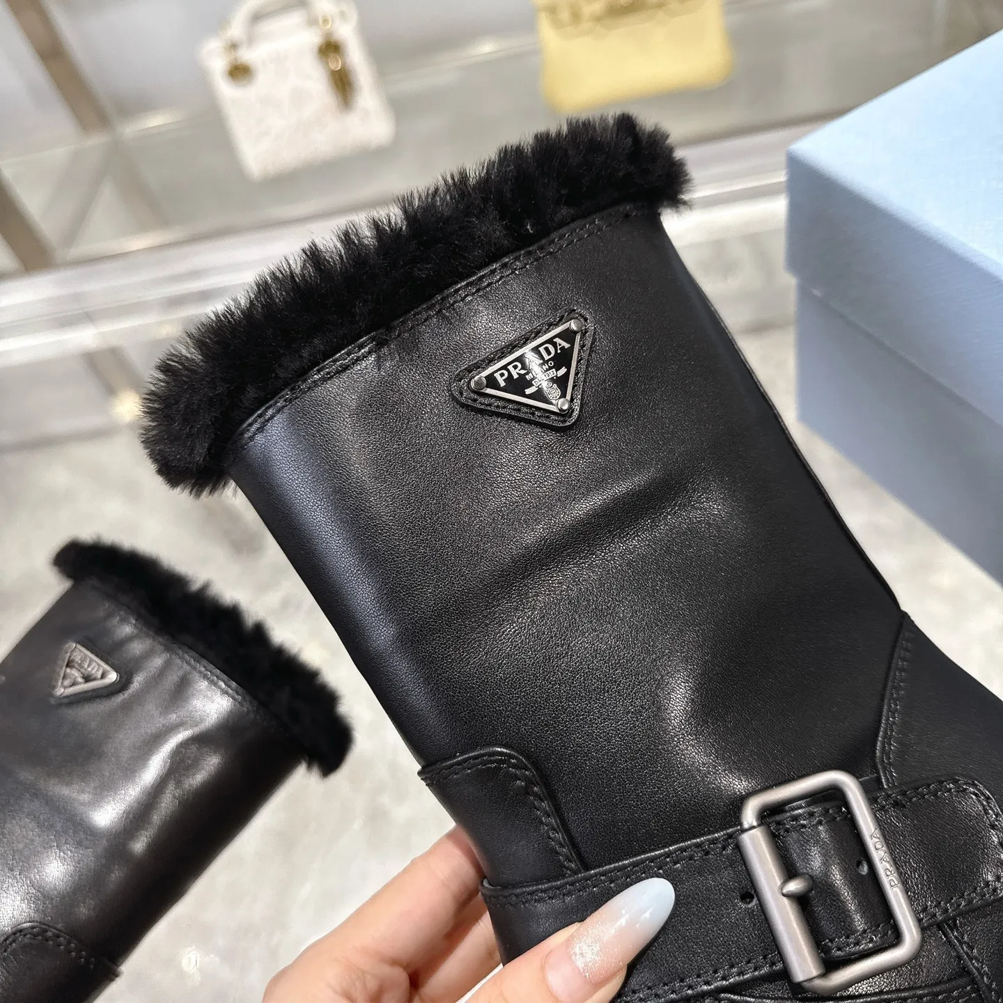 👟👟Ex-factory price 700👟👟 🔥Heavyweight🔥4050 Prada/PRADA autumn and winter snow boots counter new thick-soled anti-ski boots warm wool short boots, the same style as PRADA autumn and winter T-stage catwalk catwalk celebrity stars, original 1:1 replica, high-quality quality! The top version is comfortable on the feet and makes you look slimmer, elegant and intellectual! It is a rare pair of comfortable and warm casual snow boots! ❶Fabric: High mercerized cow suede/first layer cowhide ❷Lining: %100 pure wool imported from Australia ❸Feet: %100 pure wool imported from Australia ❹Outsole: Original TPU foam bottom Four-color women's sizes: 36–42. Complete packaging, with certified pure cotton bag after-sales service card.